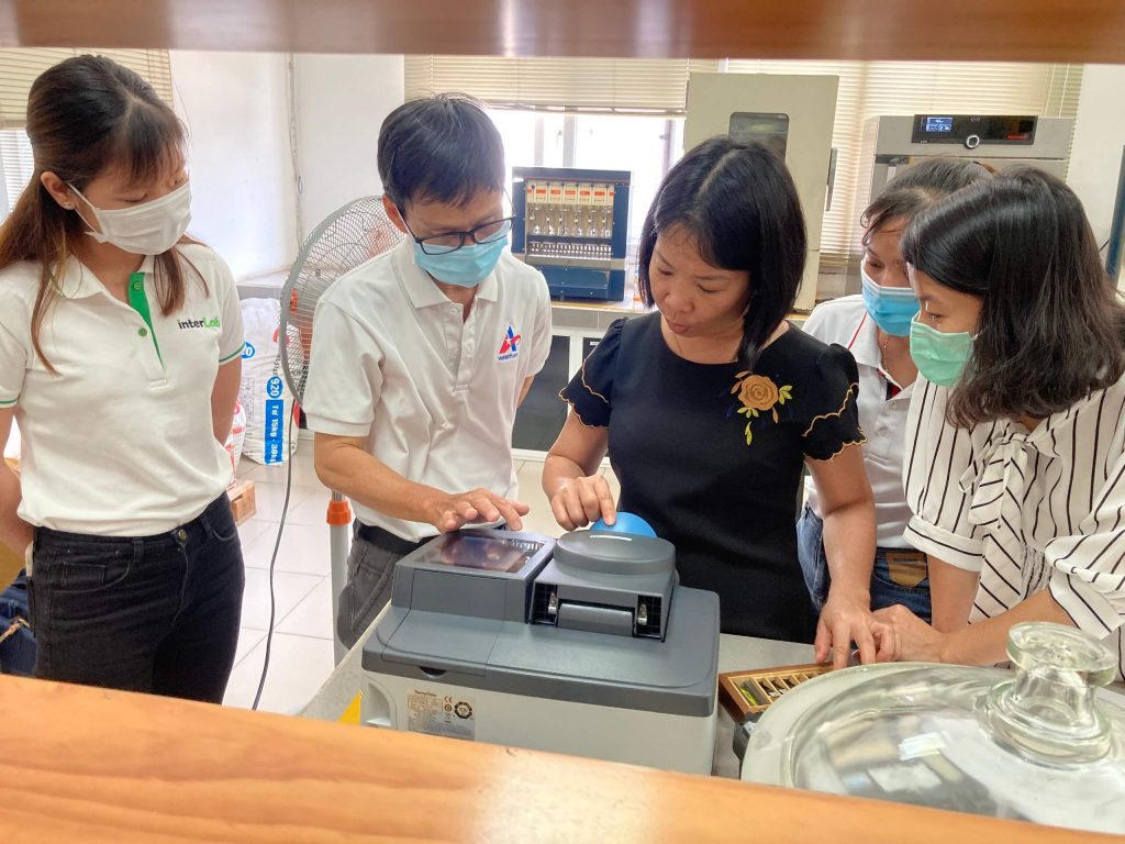 huong-dan-su-dung-may-quang-pho-uv-vis-cho-nha-may-sunjin